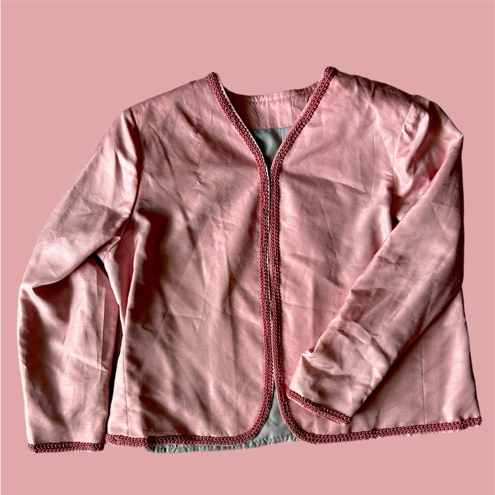 90s rose pink metallic rayon nylon frantic silky.
Shoulders: 17
Bust: up to 44